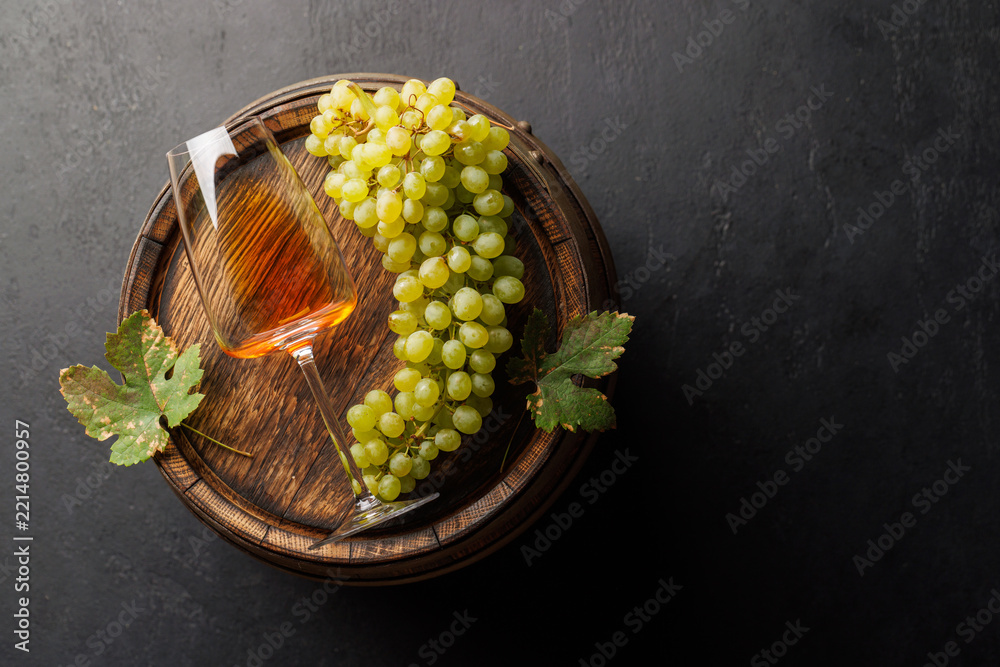 Fototapeta premium Pink wine tasting still life with vineyard harvest