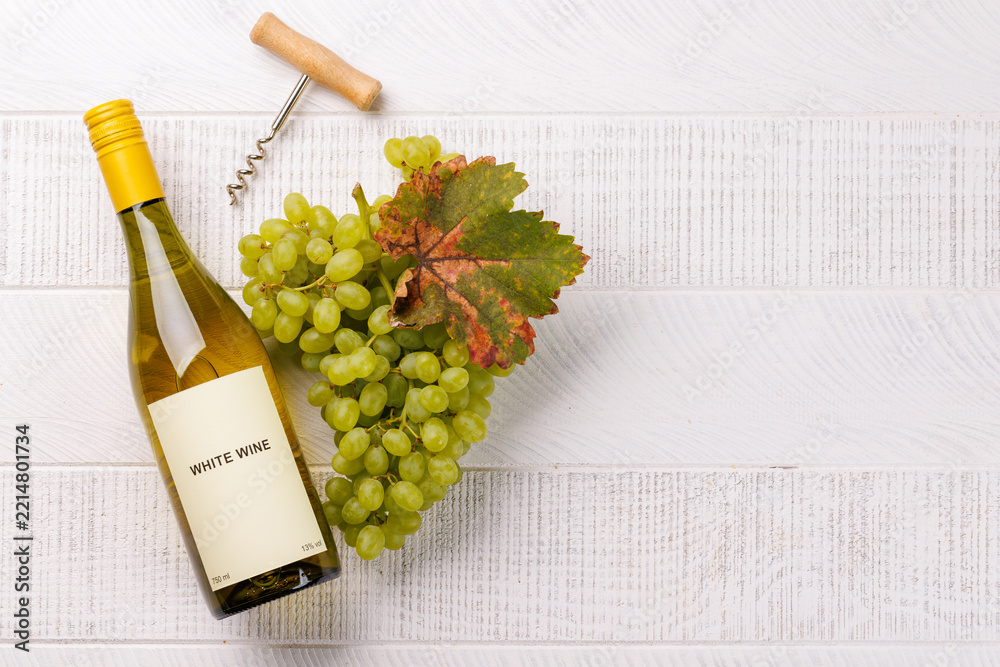 Fototapeta premium White wine still life with ripe grapes and vine leaves