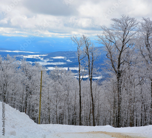The Bromont and Shefford region, located in the heart of Quebec's magnificent Eastern Townships, transforms into a true snowy paradise every winter. Between gleaming mountain peaks, frosted forests 
