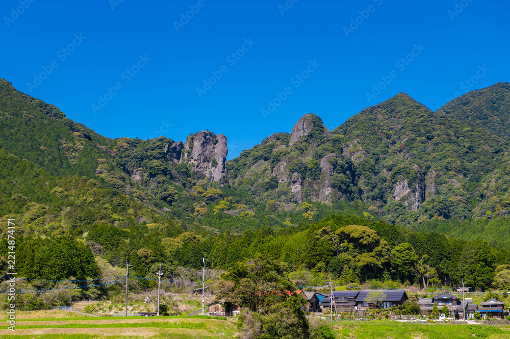 Fototapeta premium 黒髪山の雌岩と雄岩
