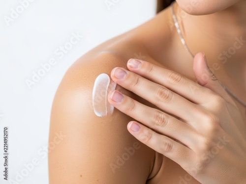 Applying a transparent patch to a shoulder