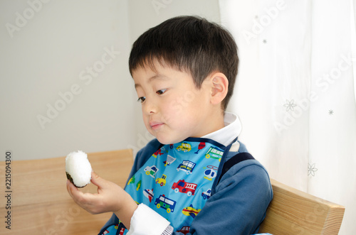 おにぎりを食べる子供