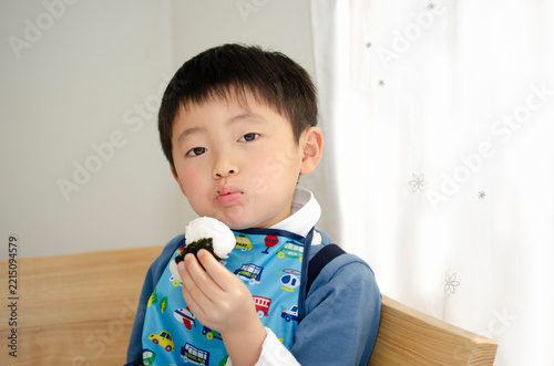 おにぎりを食べる子供
