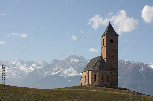 die einsam gelegene Kirche von Hafling in den italienischen Bergen