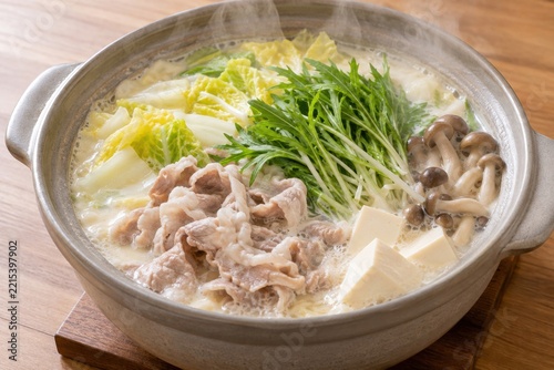豚肉と豆腐と水菜ときのこの白い豆乳鍋