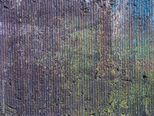 Mit bunten Farben und abstrakten Flächen bemalte Betonwand mit Textfreiraum als Hintergrund