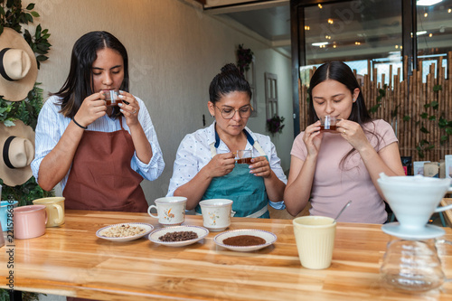 Fotografie Women tasting coffee during sensory class and workshop