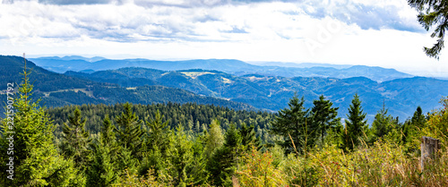 Unterhalb der Hornigsrinde am Mummelsee geht der Blick vom nördlichen Schwarzwald nach Süden
