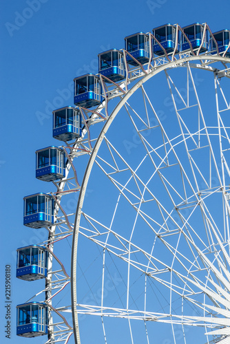 Riesenrad vor blauem Himmel