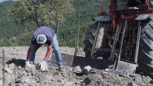 Agricoltura di Montagna, raccogliere i sassi a mano dai campi