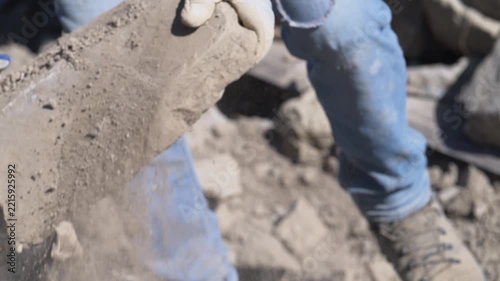 Agricoltura di Montagna, raccogliere i sassi a mano dai campi