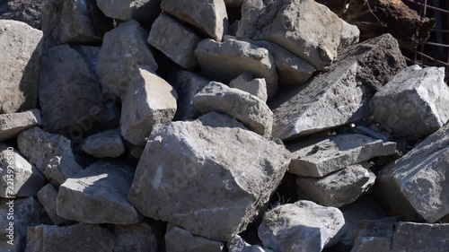 Agricoltura di Montagna, raccogliere i sassi a mano dai campi