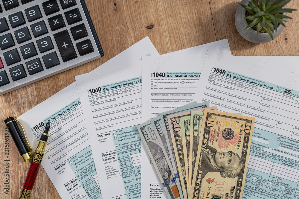 Obraz premium US Individual Income Tax Return Form 1040 with USD Dollar Bills and Calculator for Tax Concept
