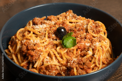 Spaghetti bolognaise dans un bol bleu avec garniture d'olive