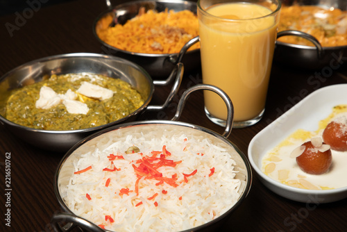 Daal indien servi avec du riz et des boissons dans un restaurant