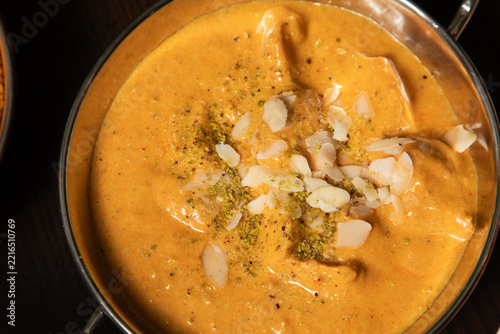Plat indien avec une sauce crémeuse et des morceaux d'amandes au centre