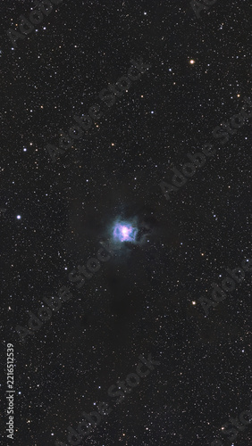 Nébuleuse bleue rayonnante et nuages de poussière cosmique NGC7023
