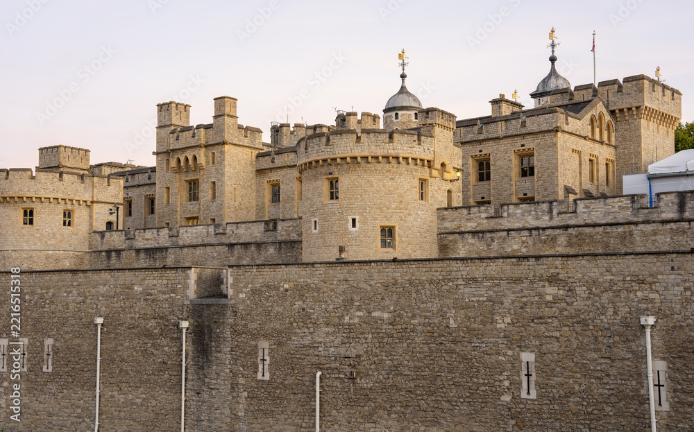 Obraz premium Historic Stone Fortress Castle Walls and Defensive Towers in London