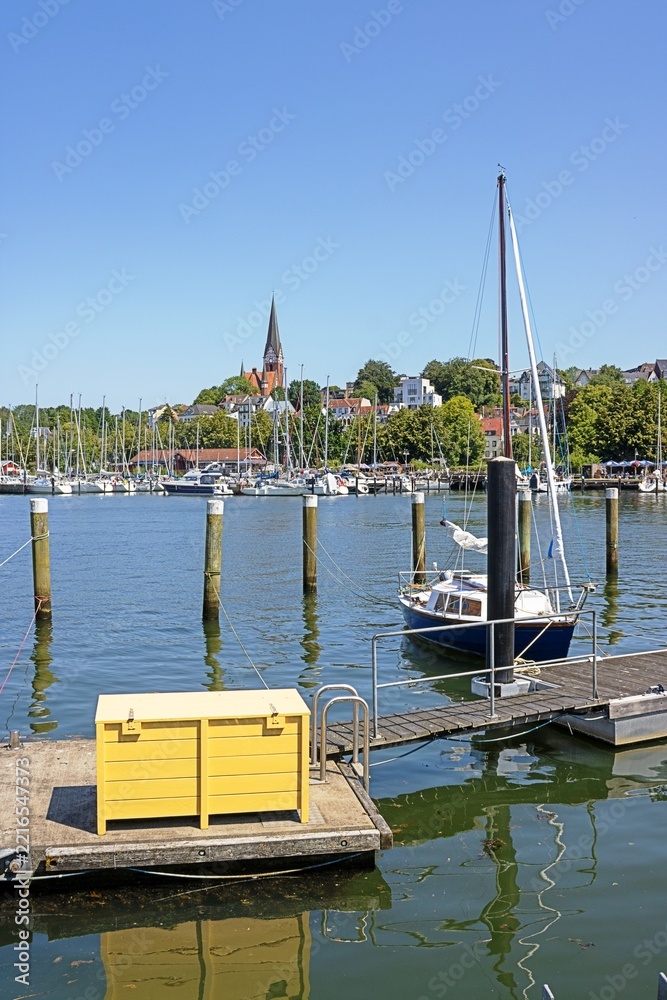 Fototapeta premium flensburg, deutschland - hafenidylle mit st.-jürgen-kirche im hintergrund