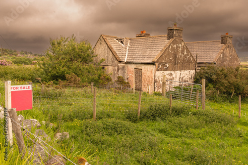 Fotografie Just like here on Achill Island, there are many abandoned and dilapidated cottages for sale across Ireland