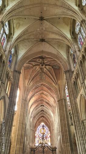 Obraz na plátně Belle perspective architecturale sur la nef et le chœur de la cathédrale Saint-É
