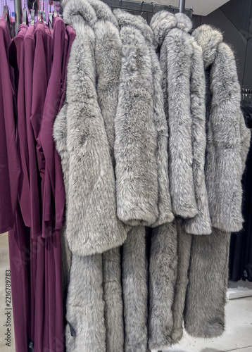 Wintermode flauschige Kunstfell Winterjacken auf einem Kleiderständer in einem Kaufhaus
