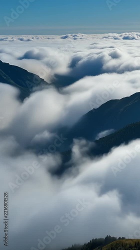 低い峠を越えて流れ落ちる雲 シームレスループ動画背景 9:16 4K