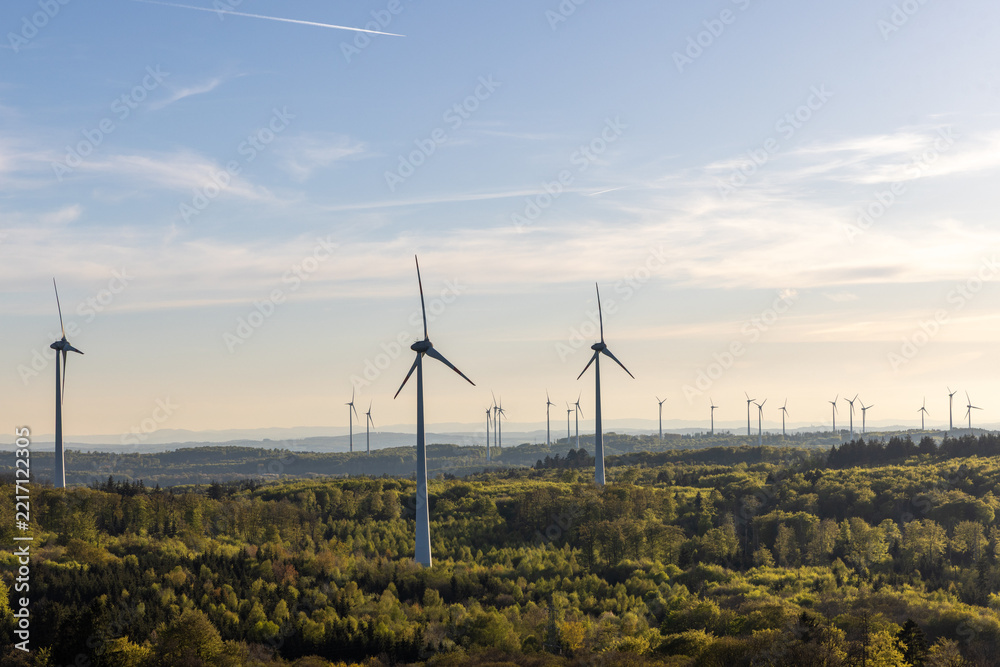 Obraz premium Nachhaltige Stromerzeugung und Klimaschutz durch moderne Windkraftanlagen 