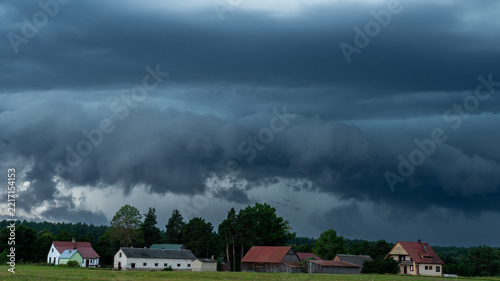 Obraz na plátně Dramatic and dangerous shelf cloud of an approaching severe thunderstorm during a hot summer day