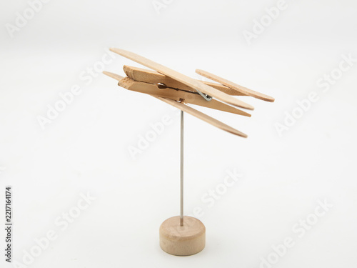 Avión de madera hecho con pinza de ropa y palos de helado