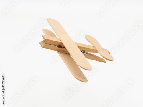 Avión de madera hecho con pinza de ropa y palos de helado