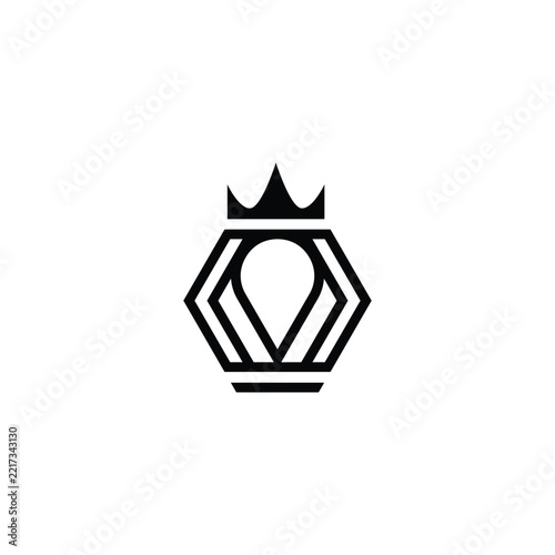 Minimalist padel logo combining a crown, hexagon frame, and padel racket into a strong sports emblem.