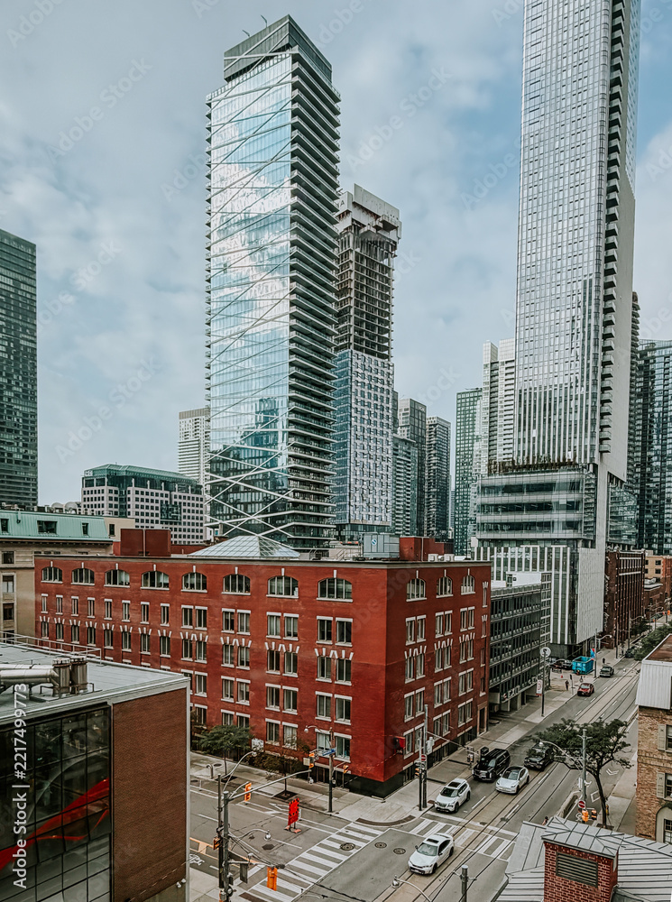 Fototapeta premium Toronto cityscape with modern and historic buildings