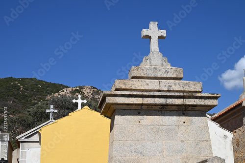 Caveaux funéraires dans le cimetière marin d'Ajaccio, appelé également cimetière des Sanguinaires sur fond de montagne et de ciel bleu