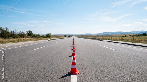 アスファルト道路のセンターラインにおかれたロードコーン
