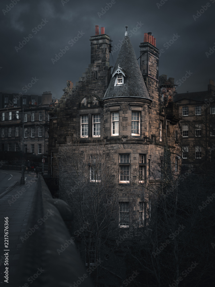 Obraz premium Ancient stone building in Edinburgh