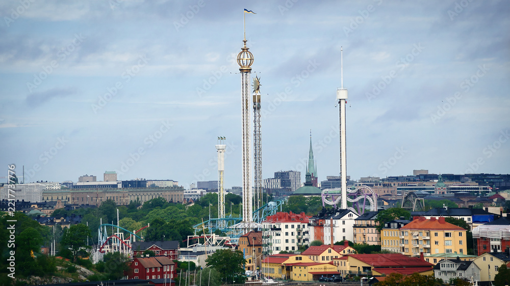 Obraz premium Blick auf den Vergnügungspark Gröna Lund auf der Halbinsel Djurgården in Stockholm, Schweden am 04. September 2025