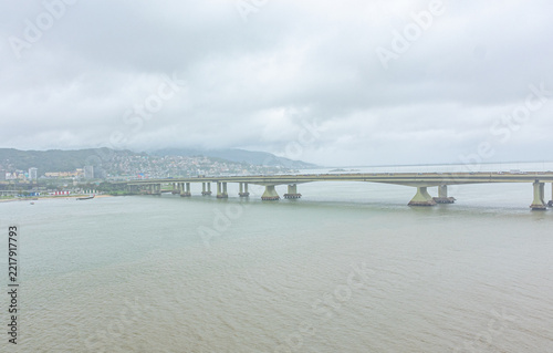 ponte que liga a ilha de Florianópolis ao continente de Santa Catarina