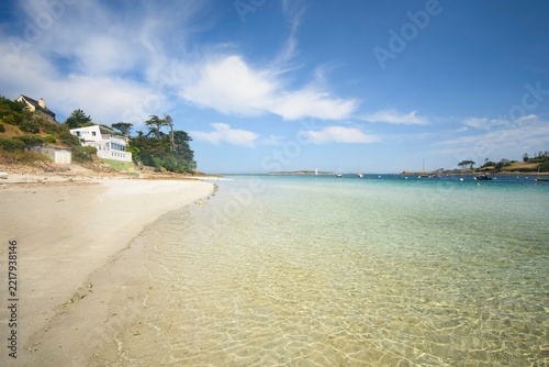 Plage de sable fin en été en Bretagne, la plage de Beniguet à l'embouchure de l'Aber Benoit dans le Finistere