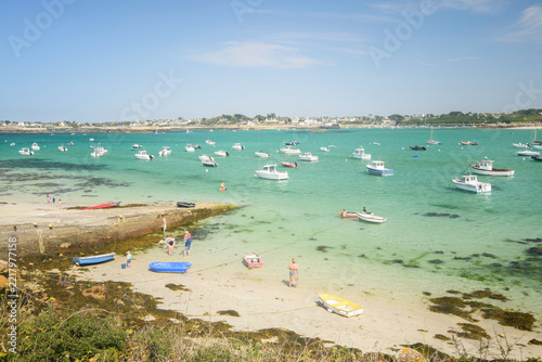 Bateaux de plaisance en mouillage dans un petit port de Bretagne, Port de Trémazan en été dans le  département du Finistere