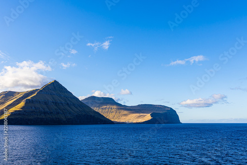 Blick auf Felsen der Färöer Insel Eysturoy mit Wolken