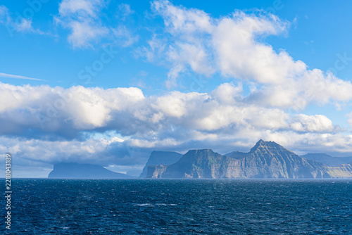 Blick auf die Felsen der Färöer Inseln mit Wolken
