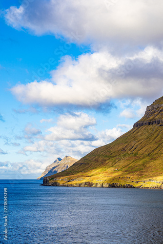 Blick auf die Felsen der Färöer Inseln mit Wolken