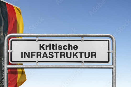 Schild mit Aufschrift Kritische Infrastruktur und deutsche Flagge, Konzeptbild für Versorgungssicherheit und Katastrophenschutz