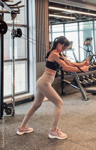 Jeune femme asiatique s'entraine dans la salle de sport, fitness