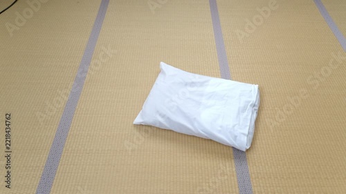 和室の畳の上に置かれた真っ白な枕（合宿所・宿泊施設・コピースペース）