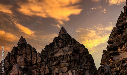 Fotografie Phimai Historical Park at sunset in Nakhon Ratchasima, Thailand, featuring ancient Khmer temple stone carvings and classical architecture, a cultural landmark for heritage travel and history tourism