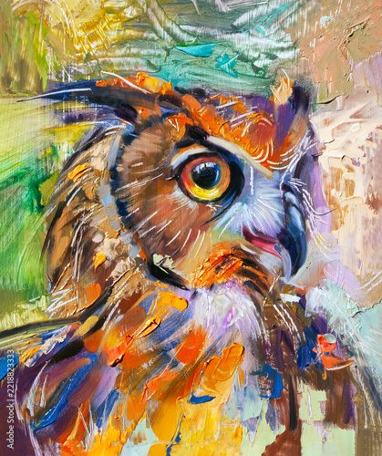 Ritratto artistico e vivace di un gufo reale in primo piano, dipinto a olio originale in stile espressionista moderno con pennellate dinamiche a forte impasto e uno sfondo astratto multicolore