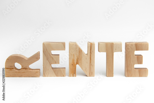 Das Wort 'Rente' mit gekippter R aus Holzbuchstaben – Konzept für Altersvorsorge, Ruhestand und Finanzen.