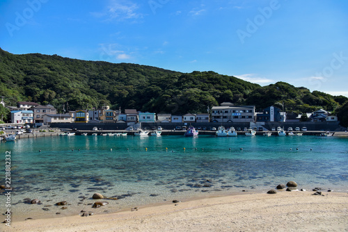 白い砂浜越しに広がる静かで透明度抜群の柏島ビーチと港の景観